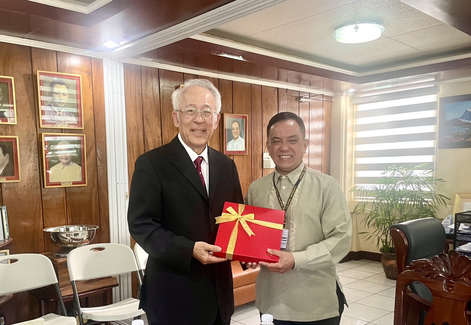 照片4 災防科技中心主任陳宏宇拜會菲律賓中央大學校長Ernest Howard B. Dagohoy博士
